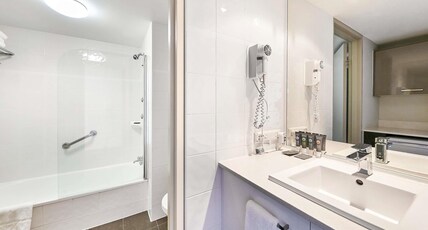 Novotel Surfers Paradise Room Type - Hinterland View, Superior Room, 1 King Bed