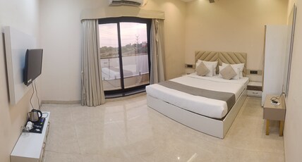 Viraj Hotel & Restaurant Room Type - Bathtub Room