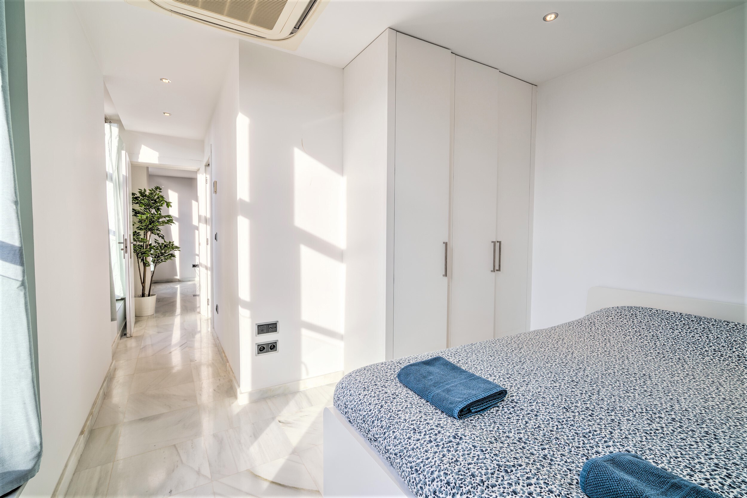 9-persons apartment in centre of Antwerp - Tap to explore photos