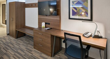 Holiday Inn Express - Red Deer North Room Type - 1 King Communication Accessible Transfer Shower