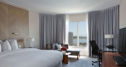 InterContinental TORONTO CENTRE Room Type - 1 King Premium Lake Ontario View High Floor InterContinental TORONTO CENTRE Room Type - 1 King Premium Lake Ontario View High Floor
