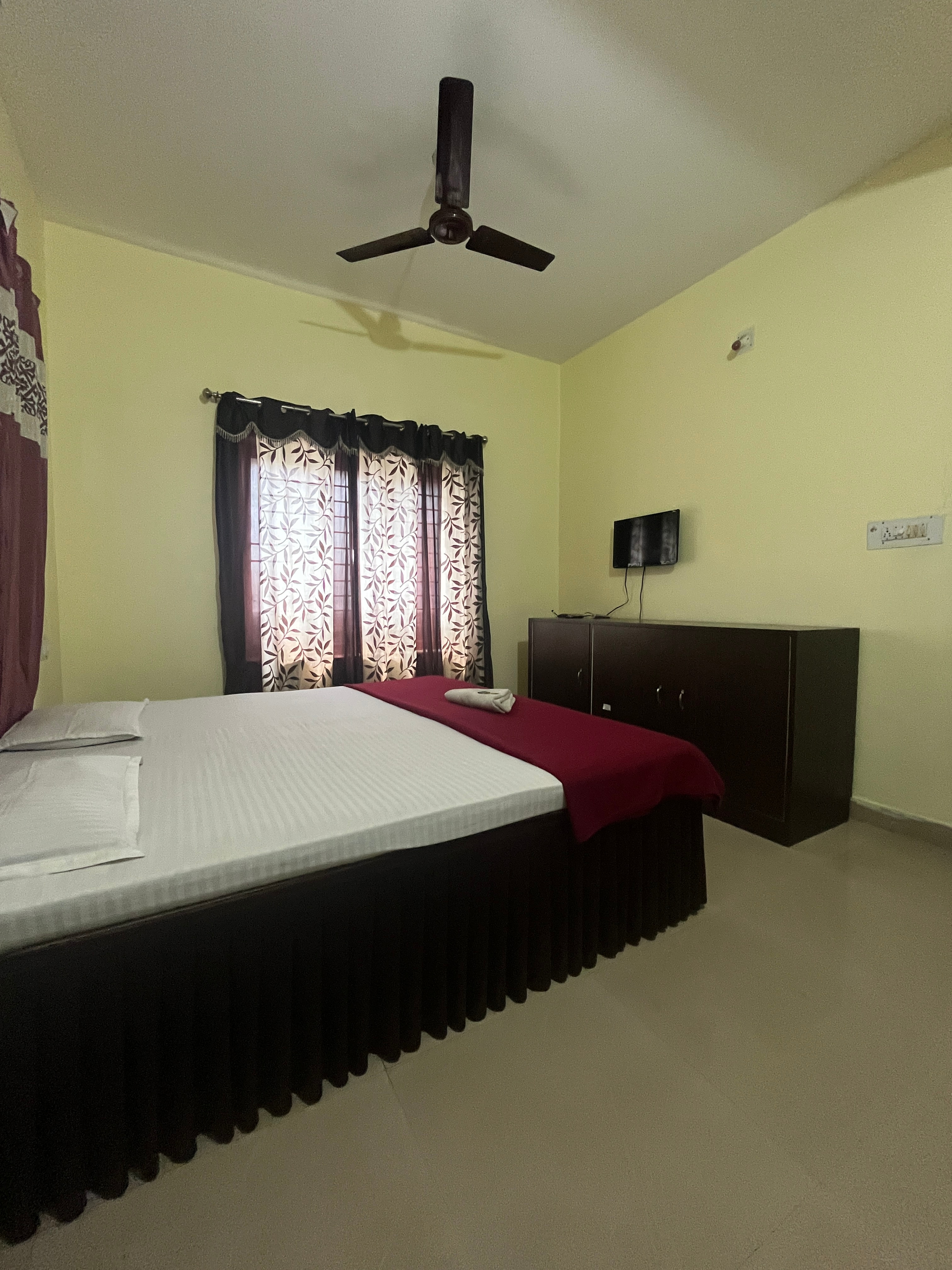 New Sriyansh Lodge - Tap to explore photos