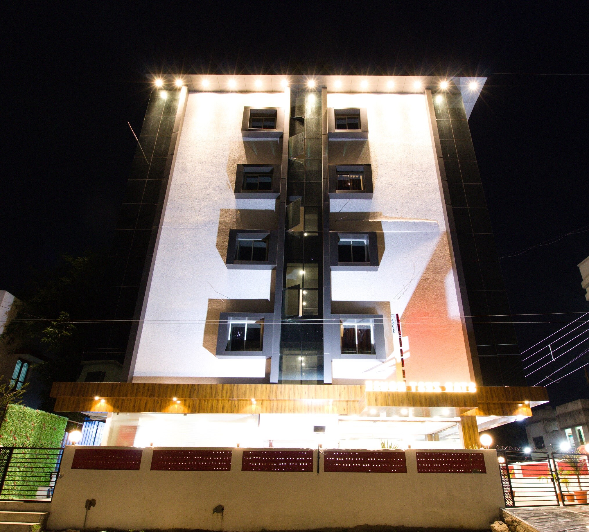 Hotel Star Zest House - Tap to explore photos