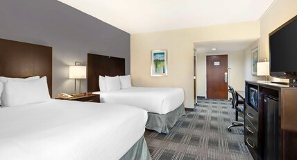 Best Western Hartford Hotel & Suites Room Type - Accessible - 1 Queen, Mobility Accessible, Communication Assistance, Bathtub, Non-Smoking, Full Brea Best Western Hartford Hotel & Suites Room Type - Accessible - 1 Queen, Mobility Accessible, Communication Assistance, Bathtub, Non-Smoking, Full Brea