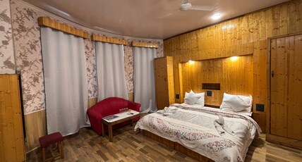 Hotel Malik Palace - Dal Lake Facing Room Type - Deluxe Room