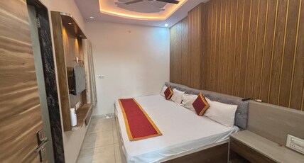 Hotel Hanuman Palace (Free Gated Parking & 10 Minutes from Temple) Room Type - Family Room ( 2 Double Bed | 4 Pax )