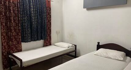 Omar residency cochin Room Type - Budget Triple Non AC Room