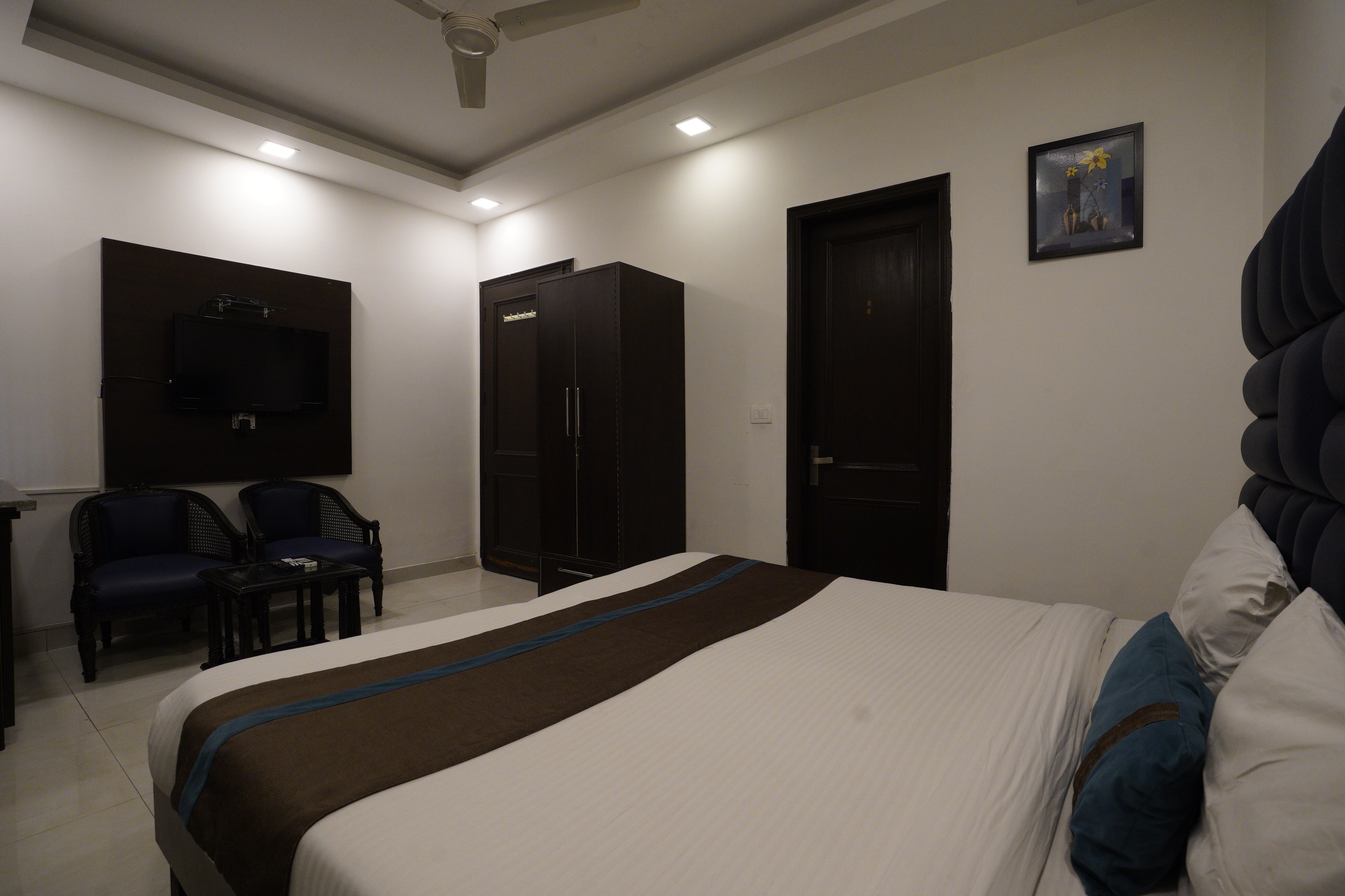 Park 1bhk Serviced Apt Cyber City Gurgaon - Tap to explore photos