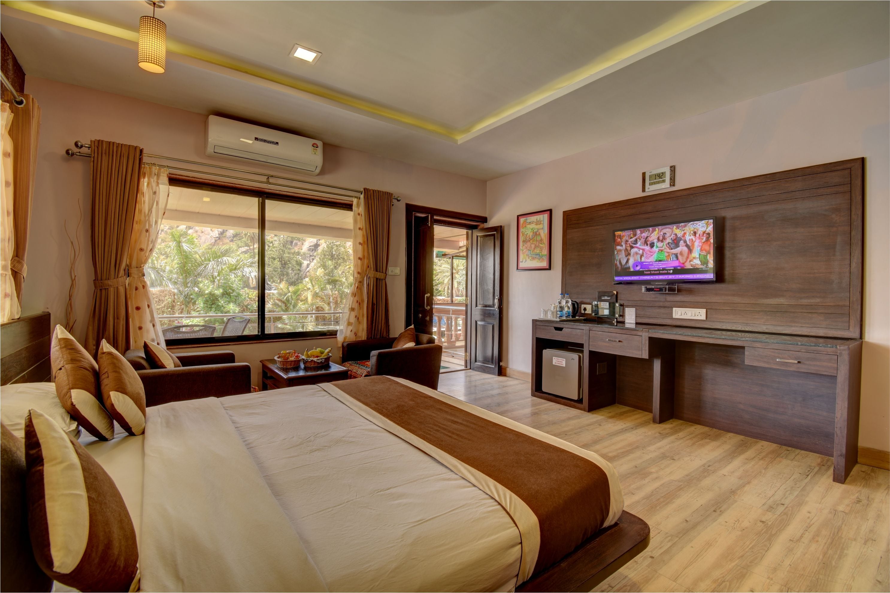 Hotel Lake Palace - Tap to explore photos