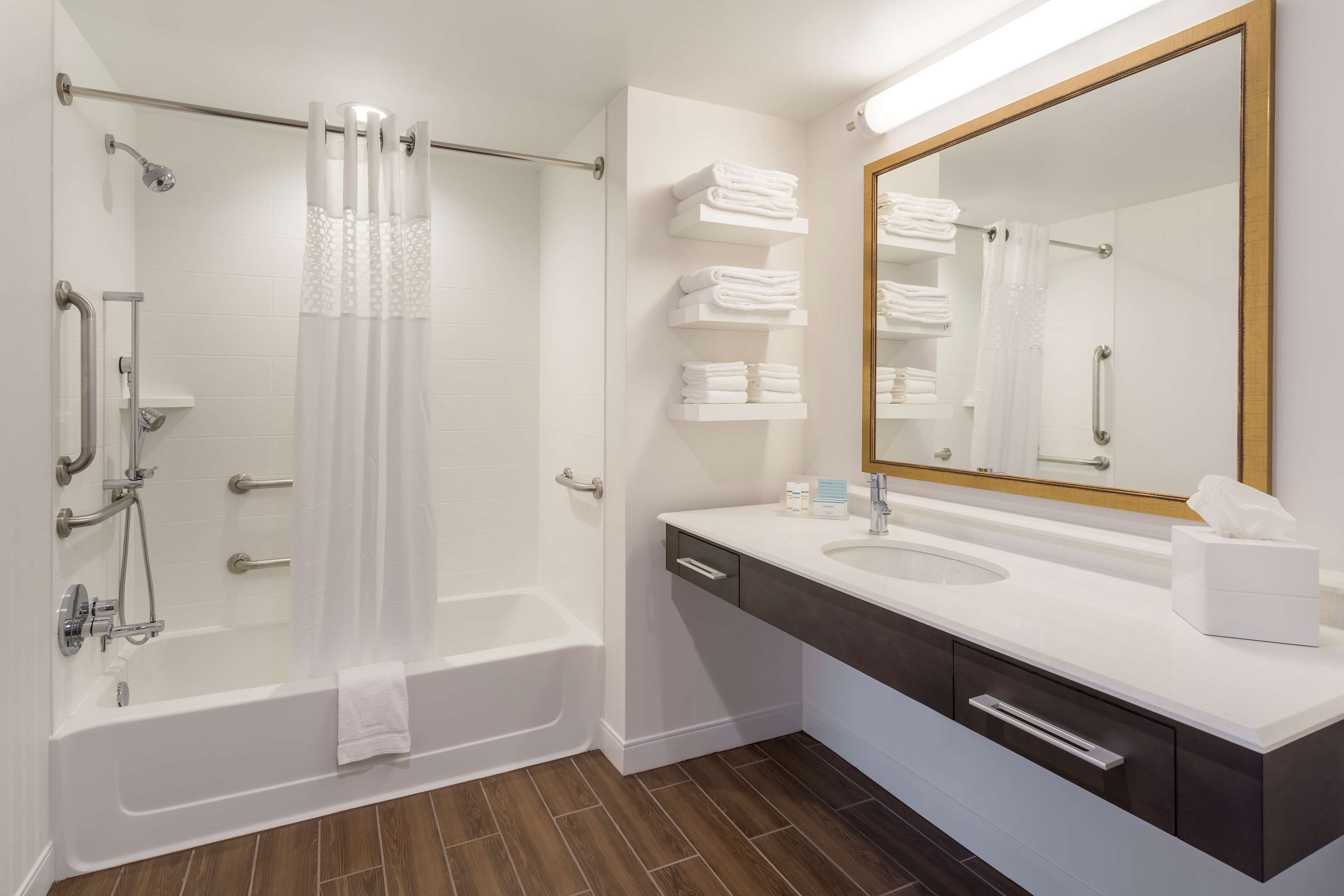 Hampton Inn & Suites by Hilton Newport/Cincinnati - Tap to explore photos
