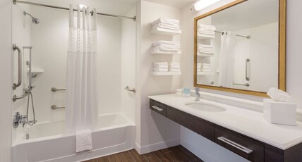 Hampton Inn & Suites by Hilton Newport/Cincinnati Room Type - 1K CTY MOB HR ACCTUB ST NS