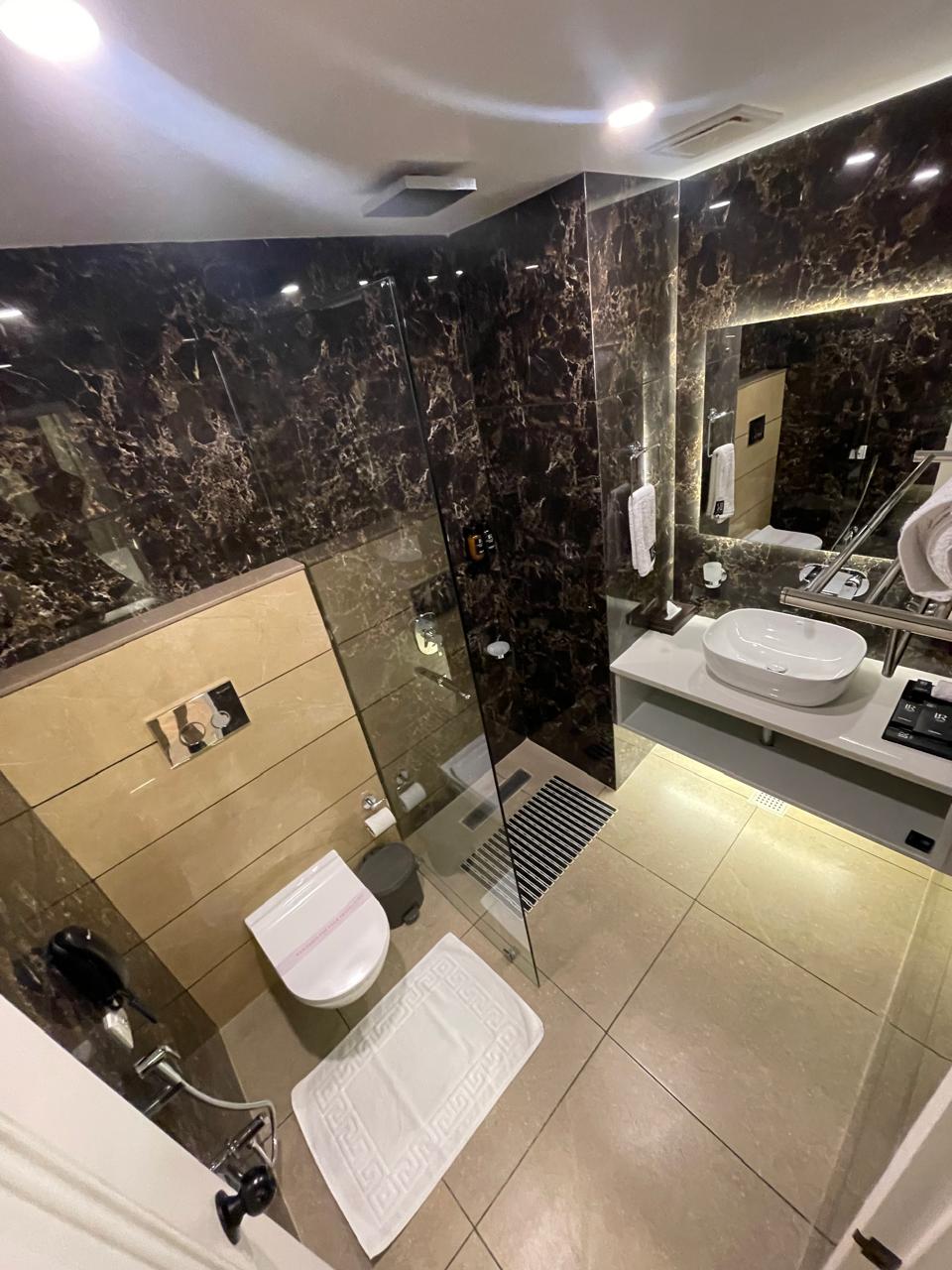 Hotel Luxury Retreat - Tap to explore photos