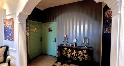 Victorian Elegance Luxury Stays Room Type - Skyline Luxe 2 Bedroom Penthouse • Pvt Rooftop Garden