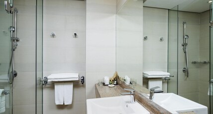 Mercure Yangon Kaba Aye Room Type - Deluxe King Size Bed