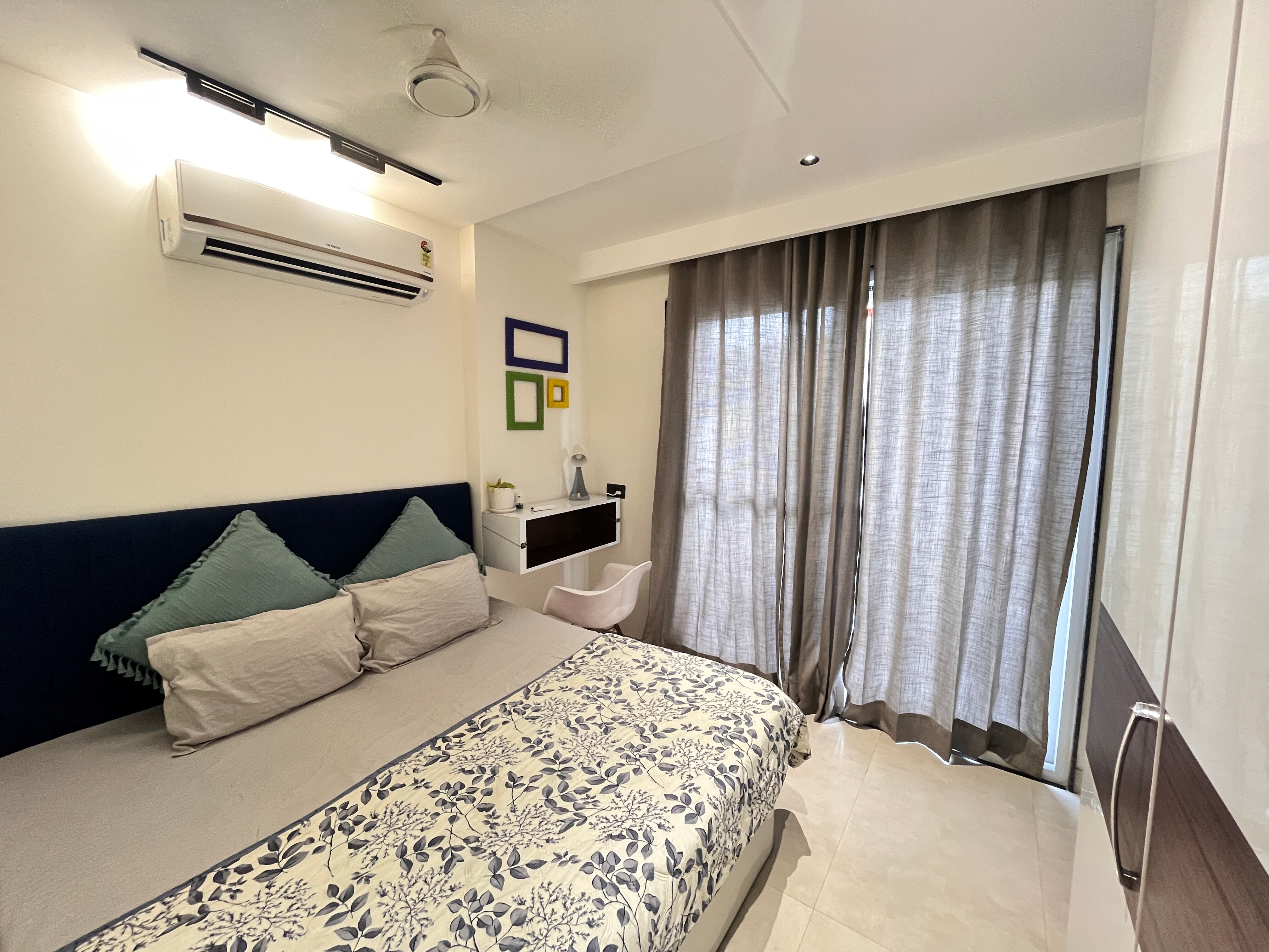 Modern 1BHK w High Speed Wi Fi Workspace - Tap to explore photos