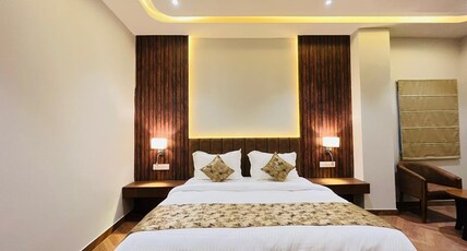 Hotel Ekas - 200 M from Charbagh Railway Station Room Type - SUITE