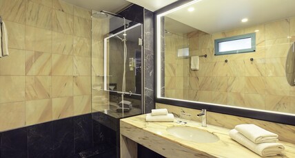 Mercure Paris Saint-Ouen Room Type - Superior Room with balcony, garden view and 1 double bed Mercure Paris Saint-Ouen Room Type - Superior Room with balcony, garden view and 1 double bed