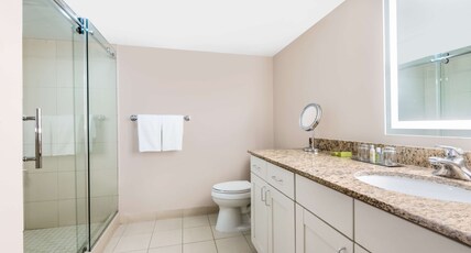 DoubleTree by Hilton Denver Cherry Creek Room Type - 1 KING BED STUDIO SUITE