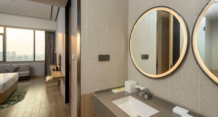 Hilton Garden Inn Changde Dingcheng Room Type - KING DELUXE SUITE LAKE VW
