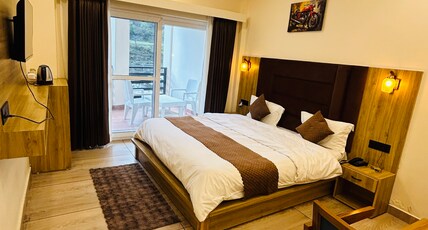 Peepal Hotel And Restaurant Room Type - Deluxe Room with Balcony and Mountain View