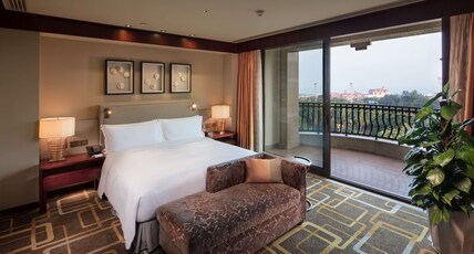 Hilton Qingdao Golden Beach Room Type - KING JUNIOR SUITE