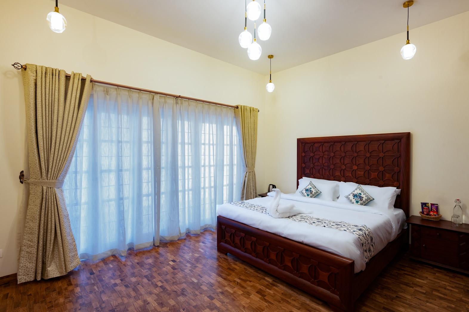 Petals Luxury Homestay - Tap to explore photos