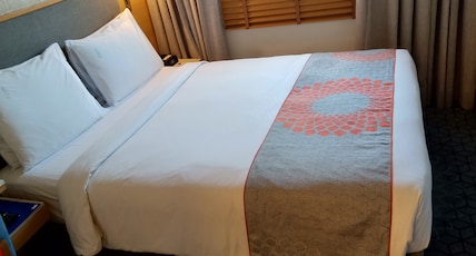 Holiday Inn Express Gurgaon Sector 50 Room Type - 1 QUEEN BED STANDARD TOP FOOR WITH BREAKFAST Holiday Inn Express Gurgaon Sector 50 Room Type - 1 QUEEN BED STANDARD TOP FOOR WITH BREAKFAST
