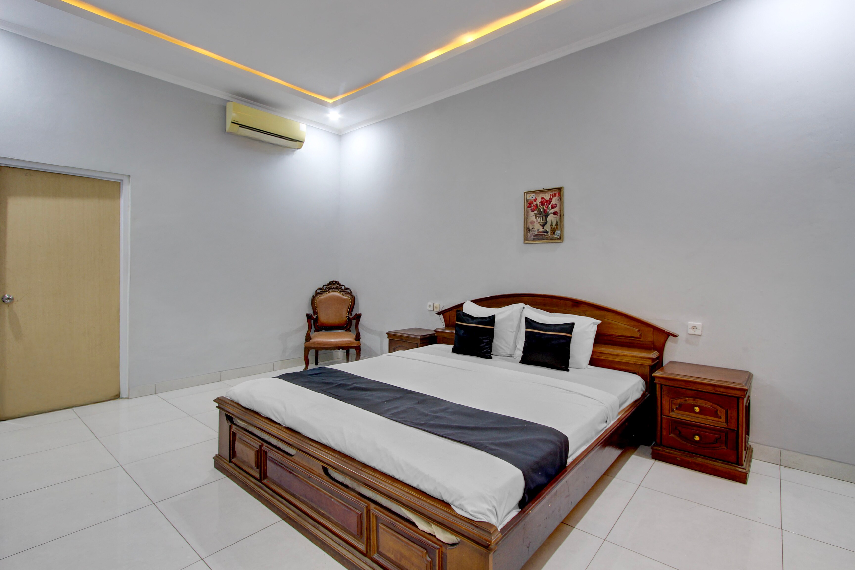 OYO 3934 Hotel Istana - Tap to explore photos