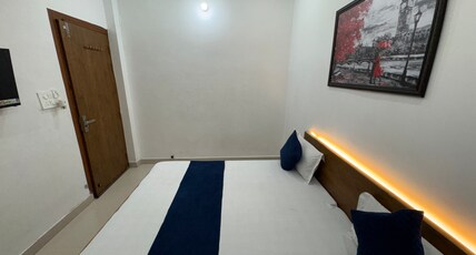 Shree Radha Vallabh Palace  800 m from Prem Mandir Room Type - Standard