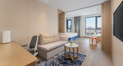 Holiday Inn Express Kunming West Room Type - 1 King Suite City View