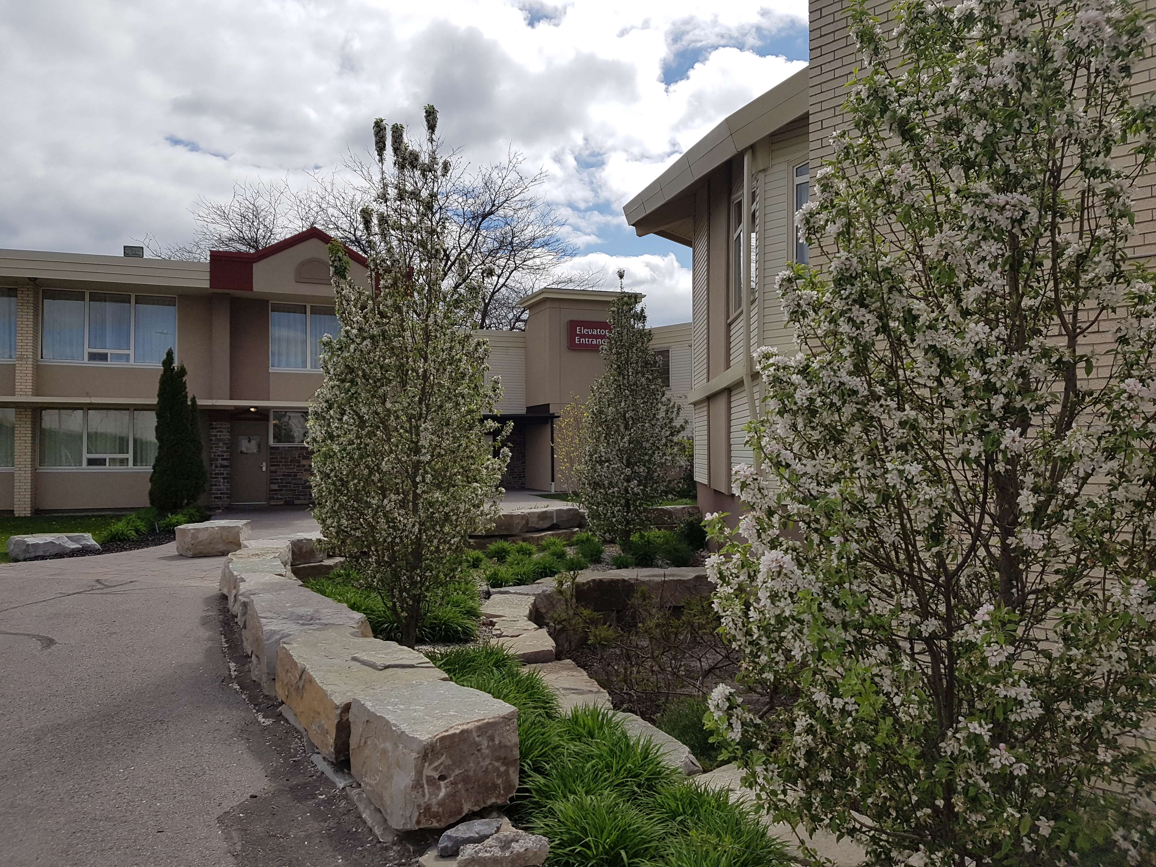 Best Western Plus Durham Hotel & Conference Centre - Tap to explore photos