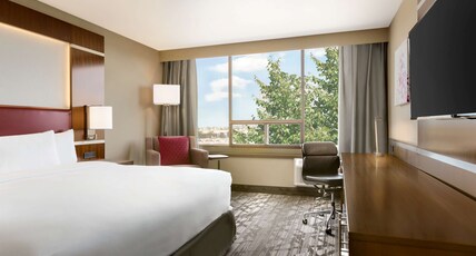 DoubleTree by Hilton Toronto Airport West Room Type - 1 KING DELUXE ROOM
