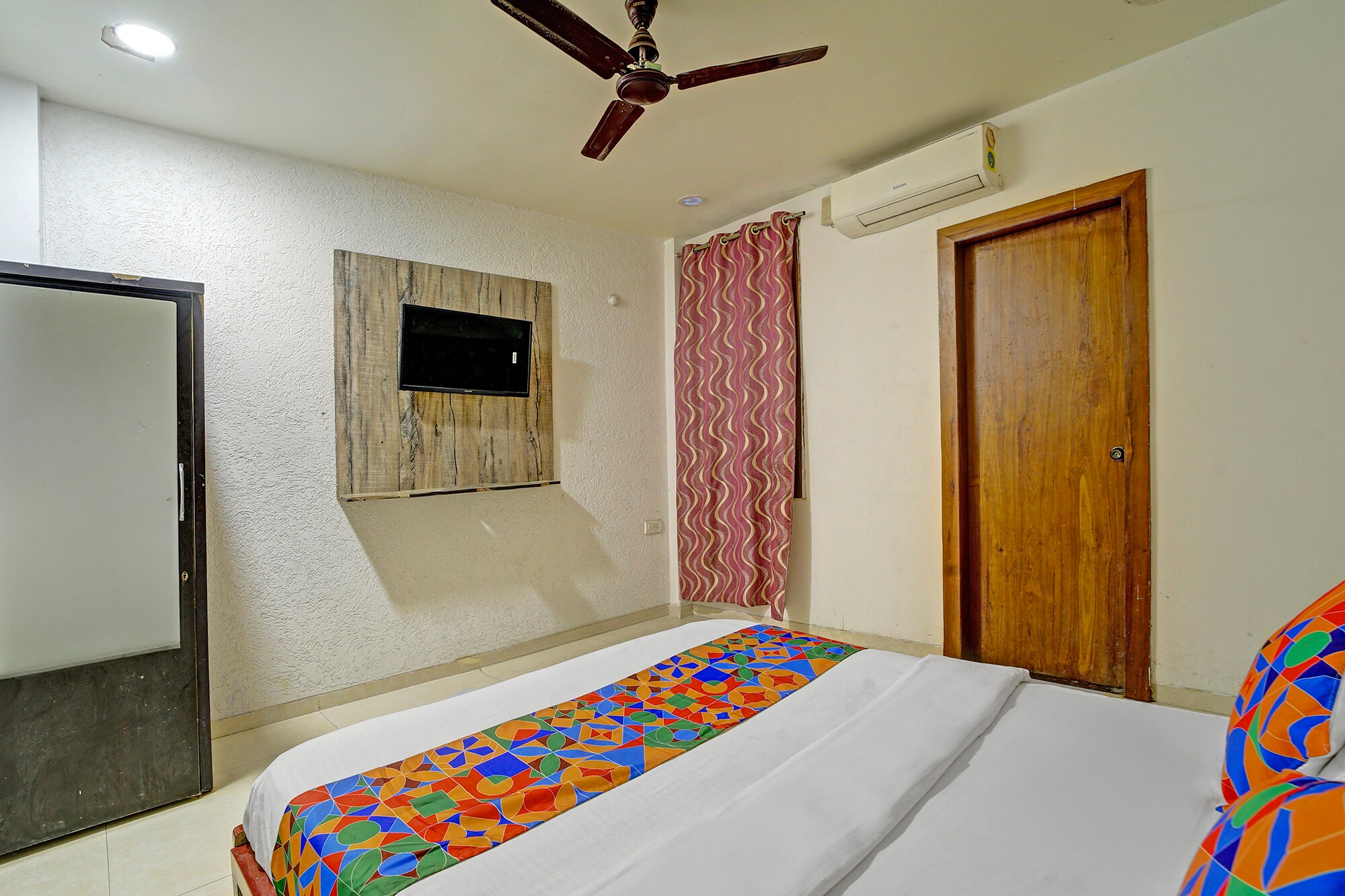Via Square Inn - Tap to explore photos