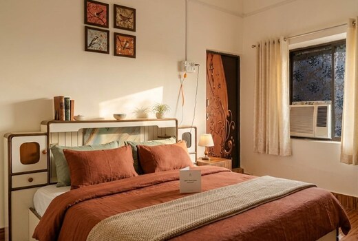 Couple Friendly Private Room with AC and Comfy Bed