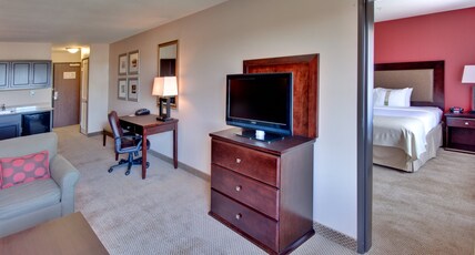 Holiday Inn Hotel & Suites BAKERSFIELD Room Type - 2 Queen Suite Addl Living Dining Area