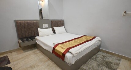 HOTEL SANDHYA PAYING GUEST HOUSe Room Type - DOUBLE BED AC ROOM