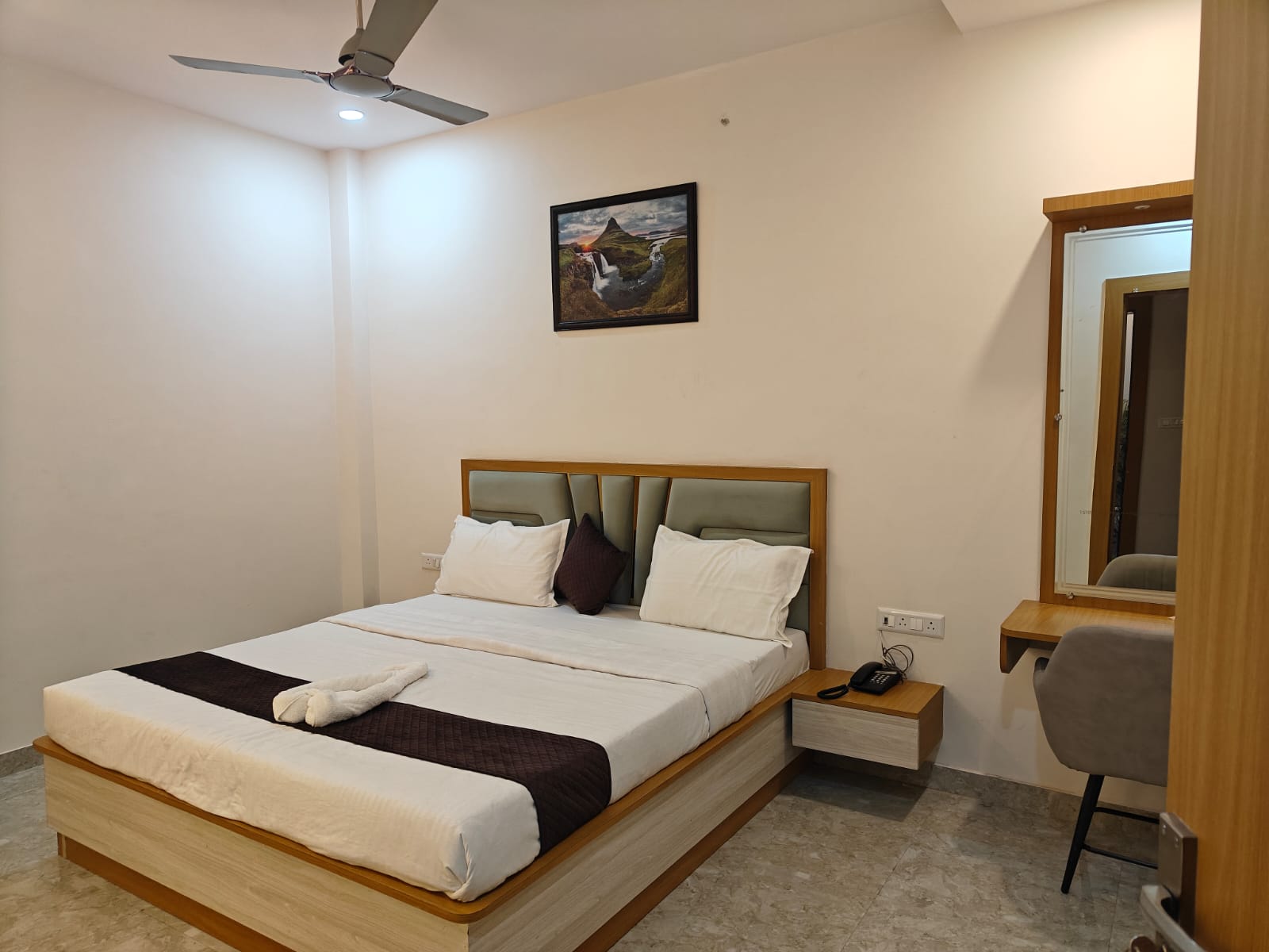 MAA SHARDA SHAKTI HOTEL - Tap to explore photos