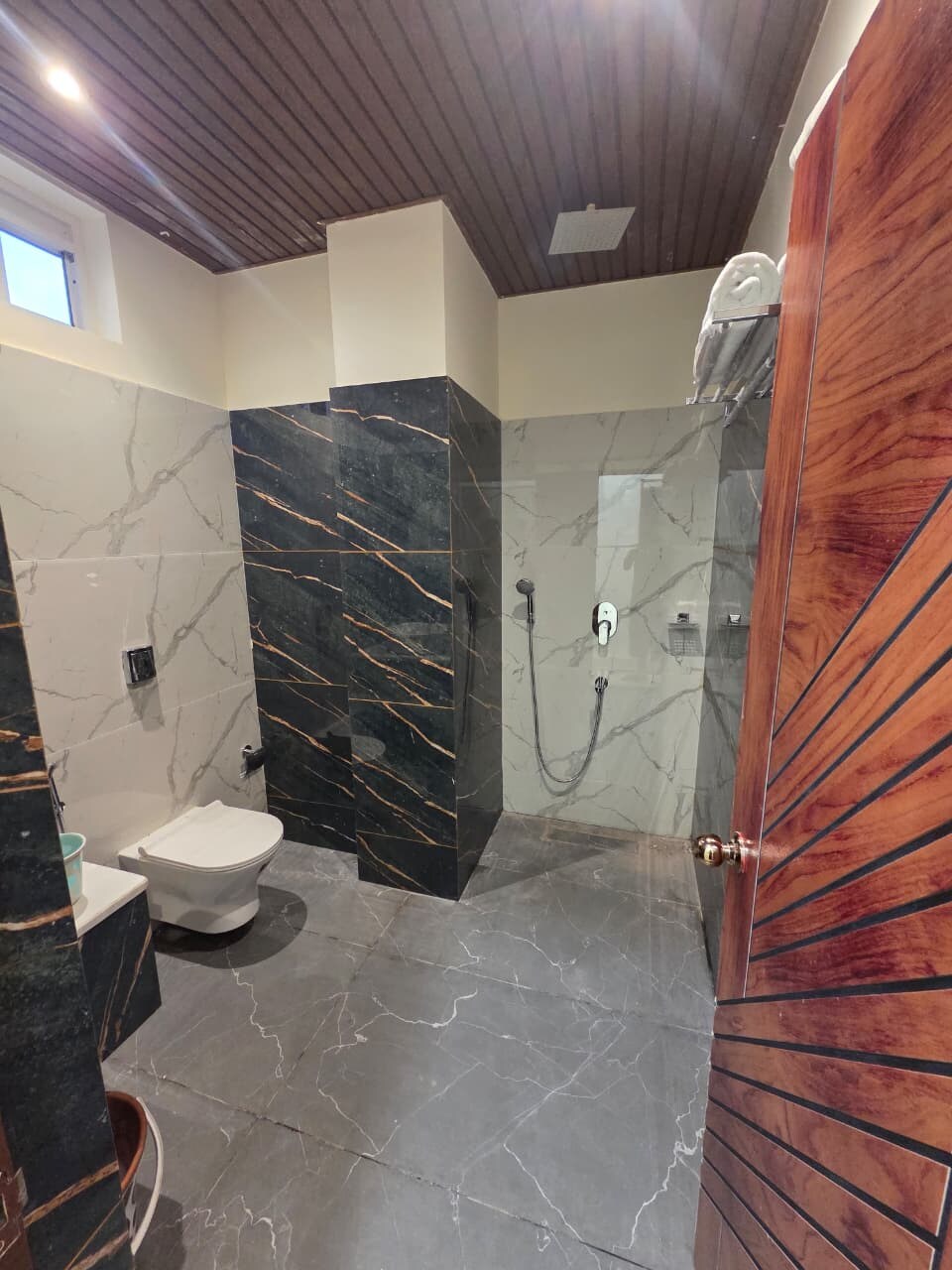 Dwaraka Inn - Premium Pool Villa - Tap to explore photos