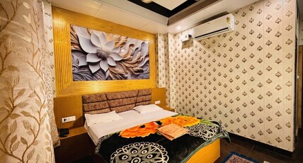 Hotel GuruDev Inn Room Type - Deluxe Room with King Bed and Balcony