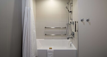 DoubleTree by Hilton Hotel Bakersfield Room Type - 1 KG ACC BATHTUB NO SMOK