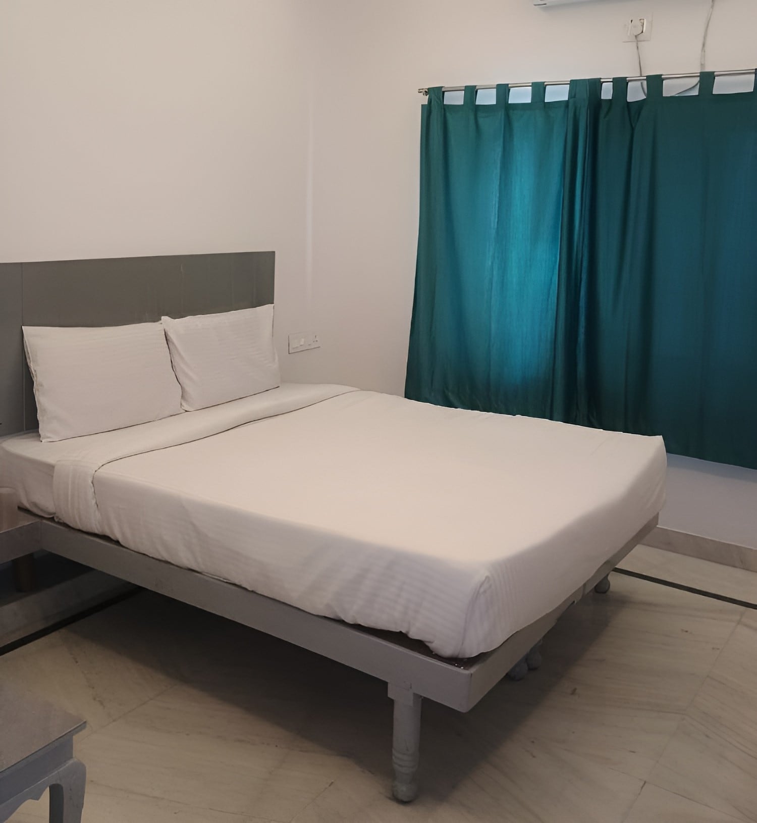 Hotel Crown Club - Tap to explore photos