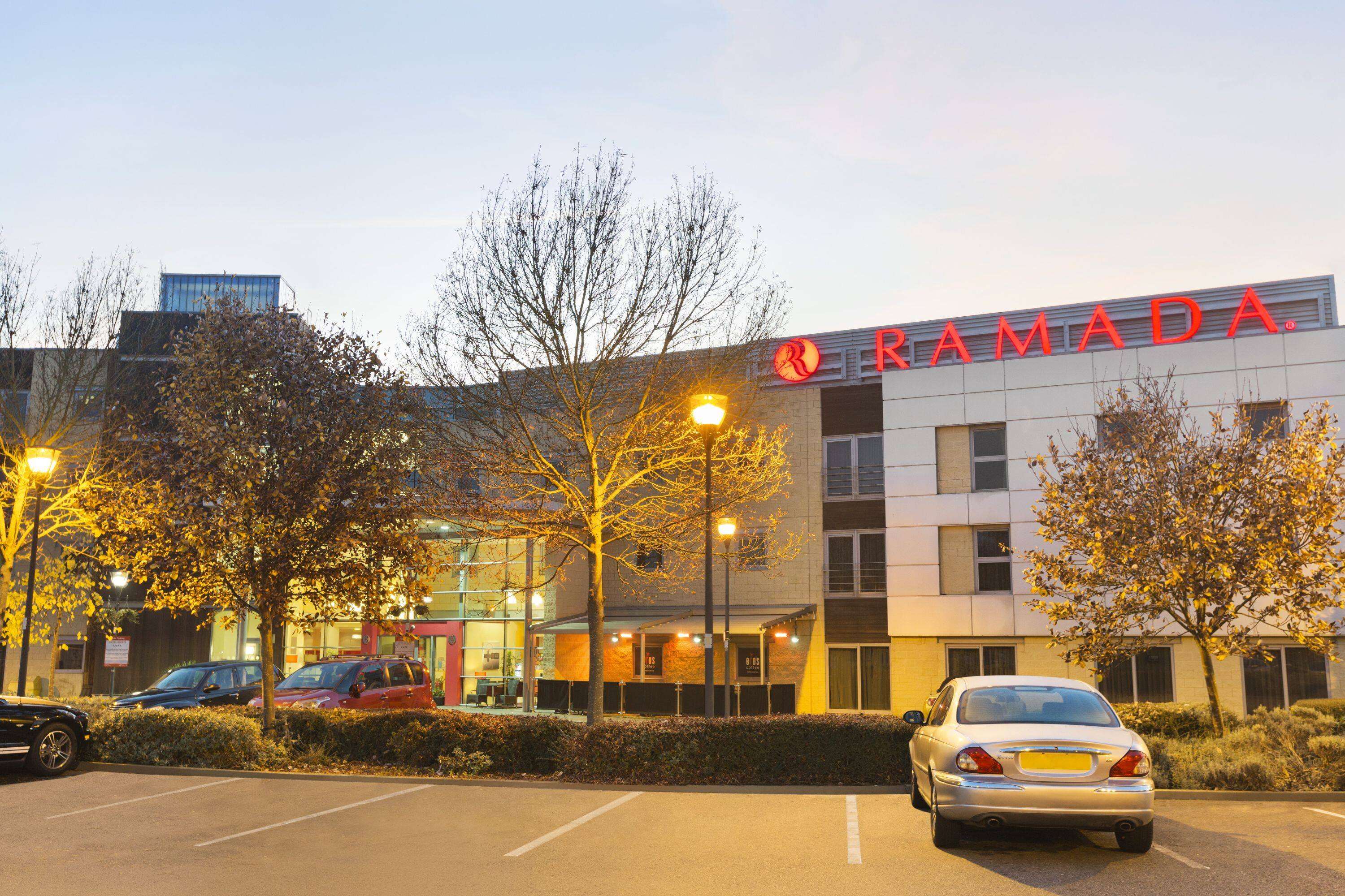 Ramada London North M1 - Tap to explore photos