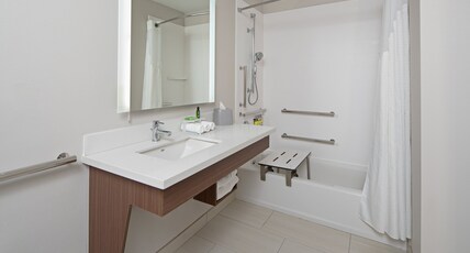 Holiday Inn Express Hotel & Suites SeaTac Room Type - 1 King Standard Mobil Access Tran Shower