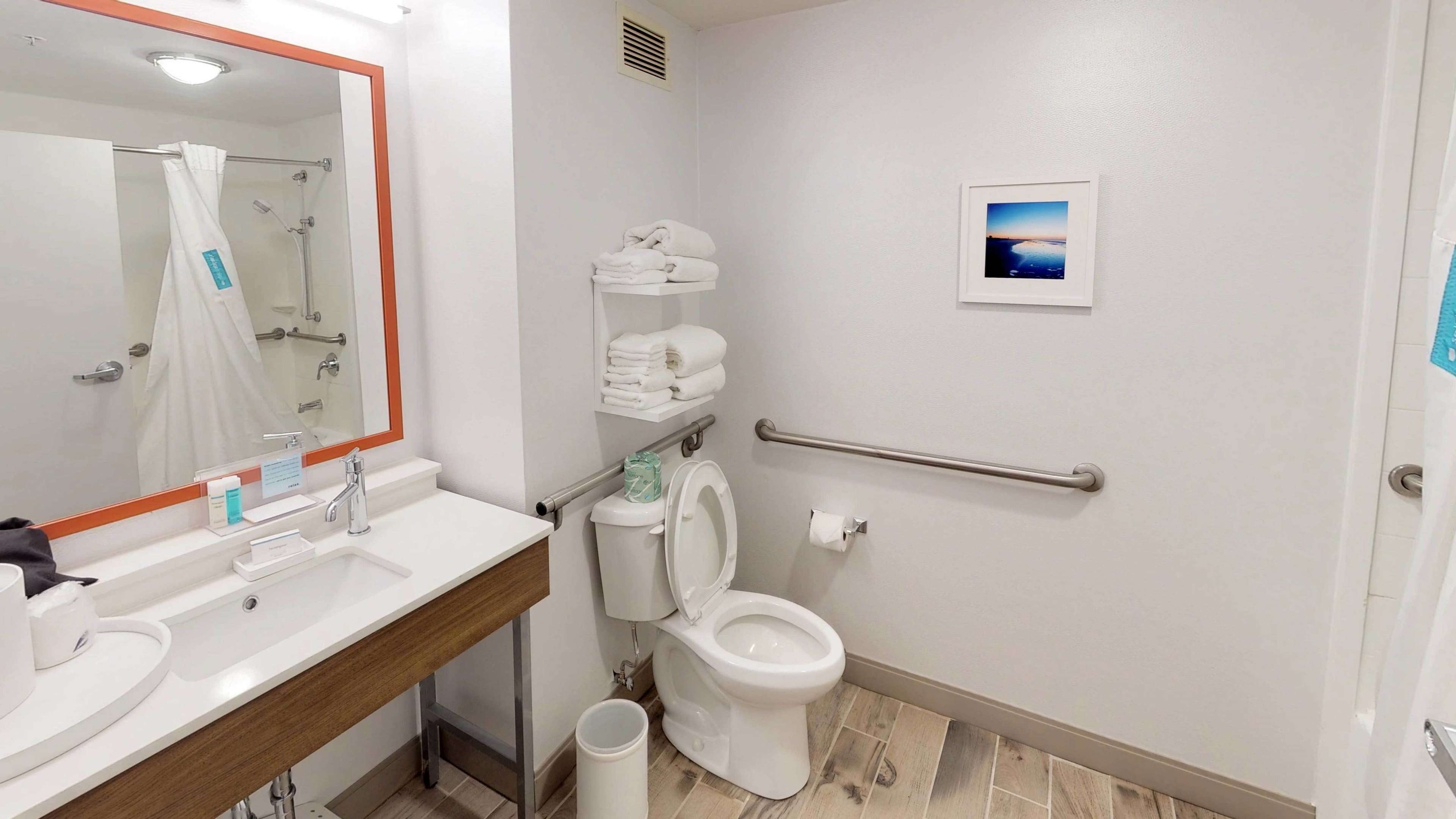 Hampton Inn by Hilton St. Simons Island - Tap to explore photos