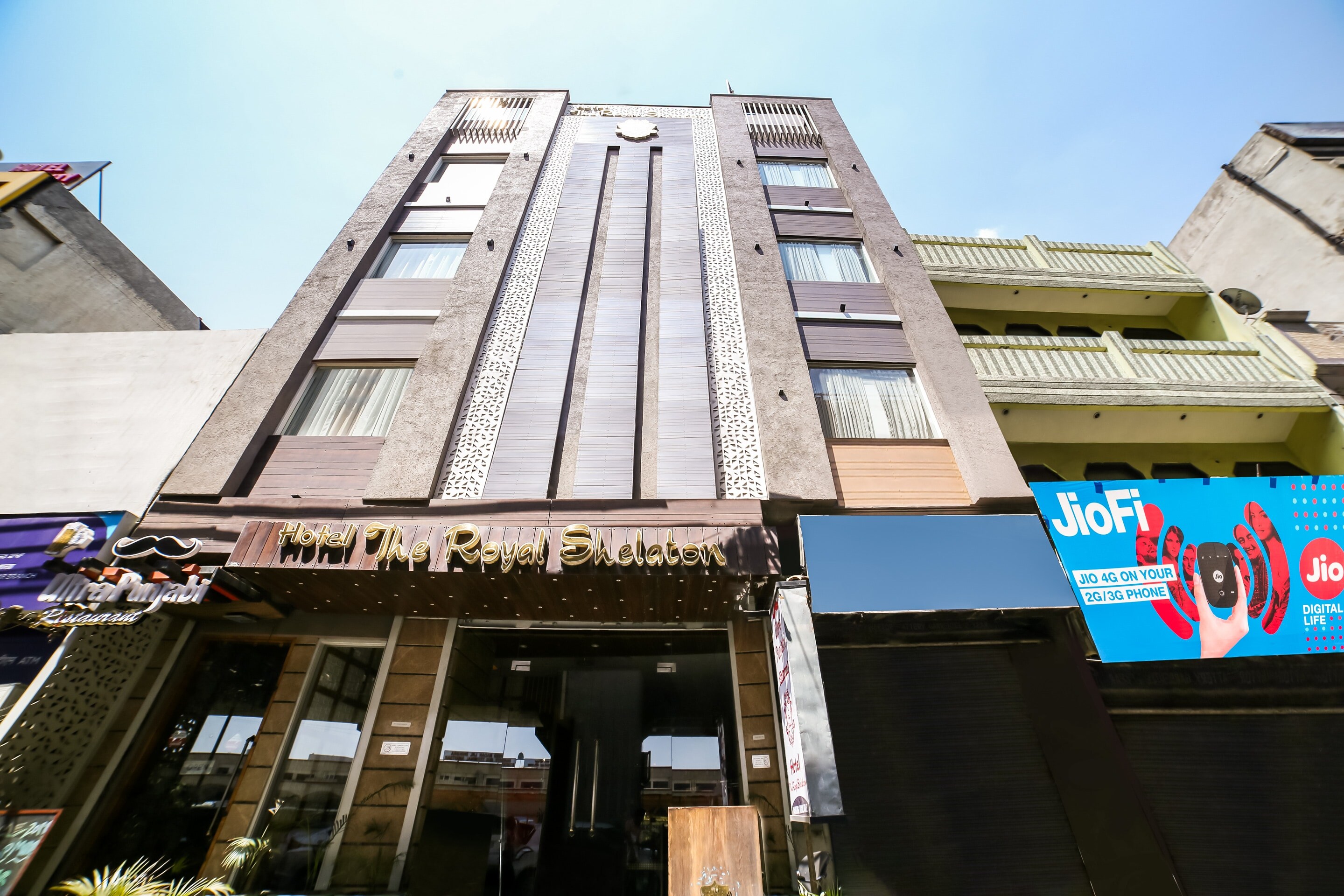 Capital O 38688 Royal Shelaton - Tap to explore photos