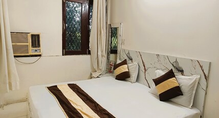 Kashi King @ 05 Minutes walk from Nizamuddin Railway Station Room Type - Deluxe Room