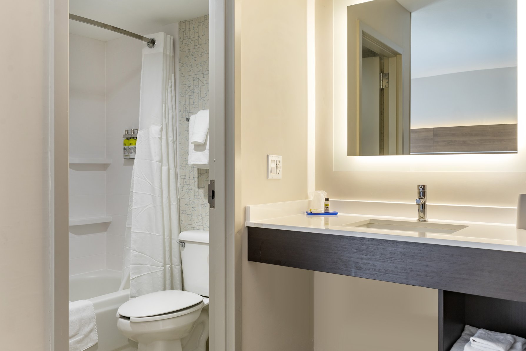Holiday Inn Express Hotel & Suites Albuquerque Midtown - Tap to explore photos