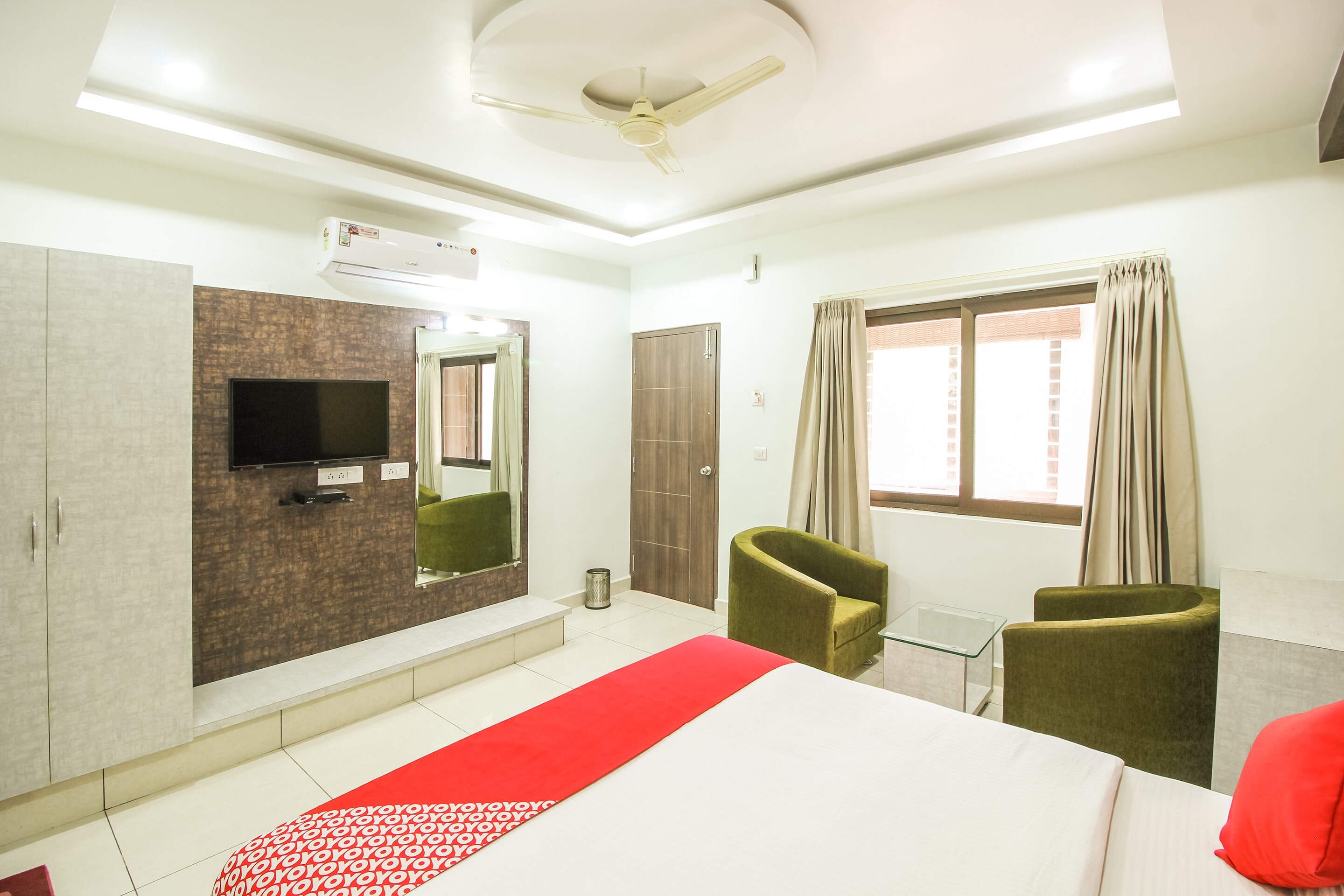 Hotel O Eagle Fantasy - Tap to explore photos