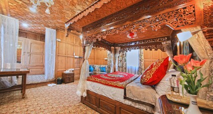 Kolu Group Of Houseboats Room Type - Luxury Lake View Suite with Jacuzzi