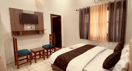 Vishram Guest House Room Type - Deluxe Room